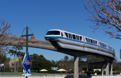 Le monorail traverse Epcot