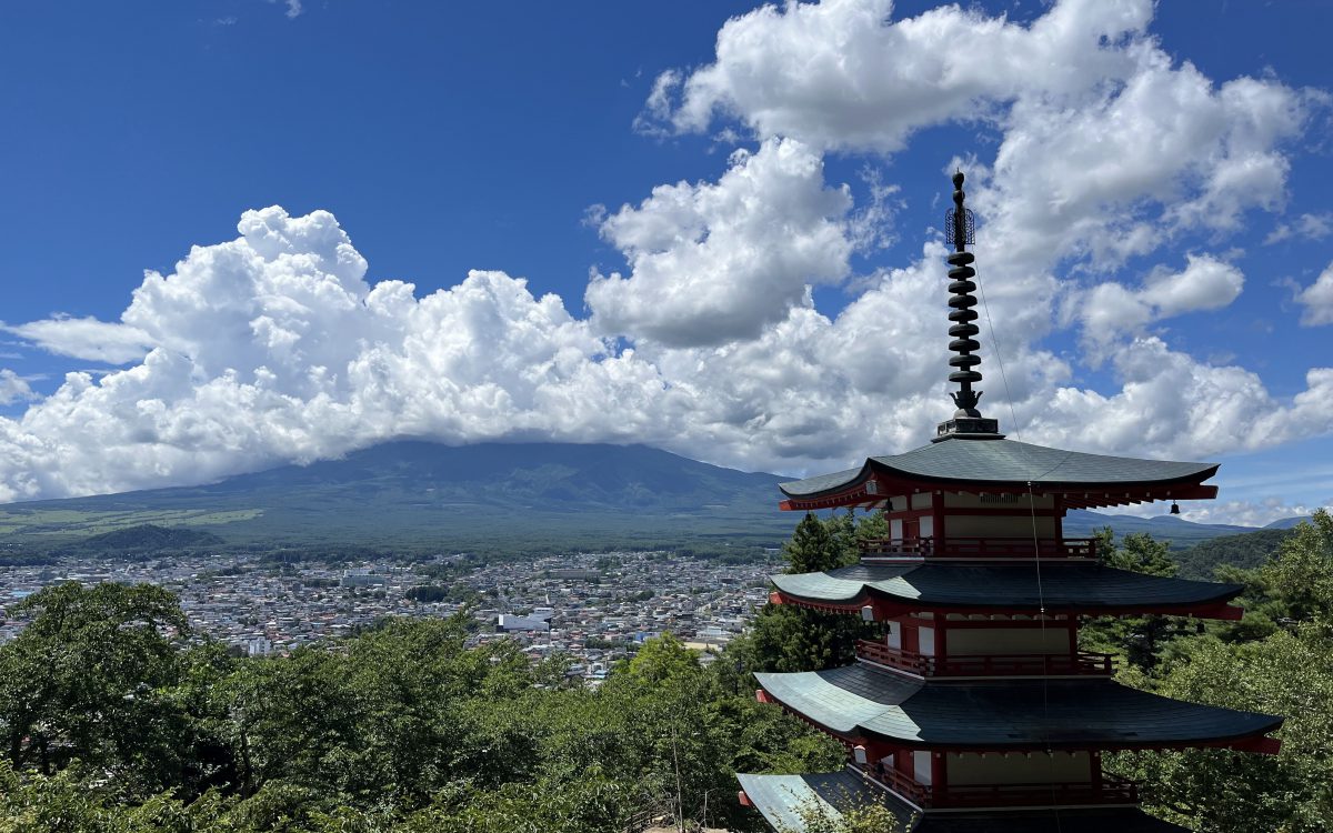 Pagode Chureito avec le Mont Fuji, dans les nuages
