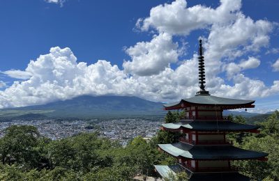 Pagode Chureito avec le Mont Fuji, dans les nuages