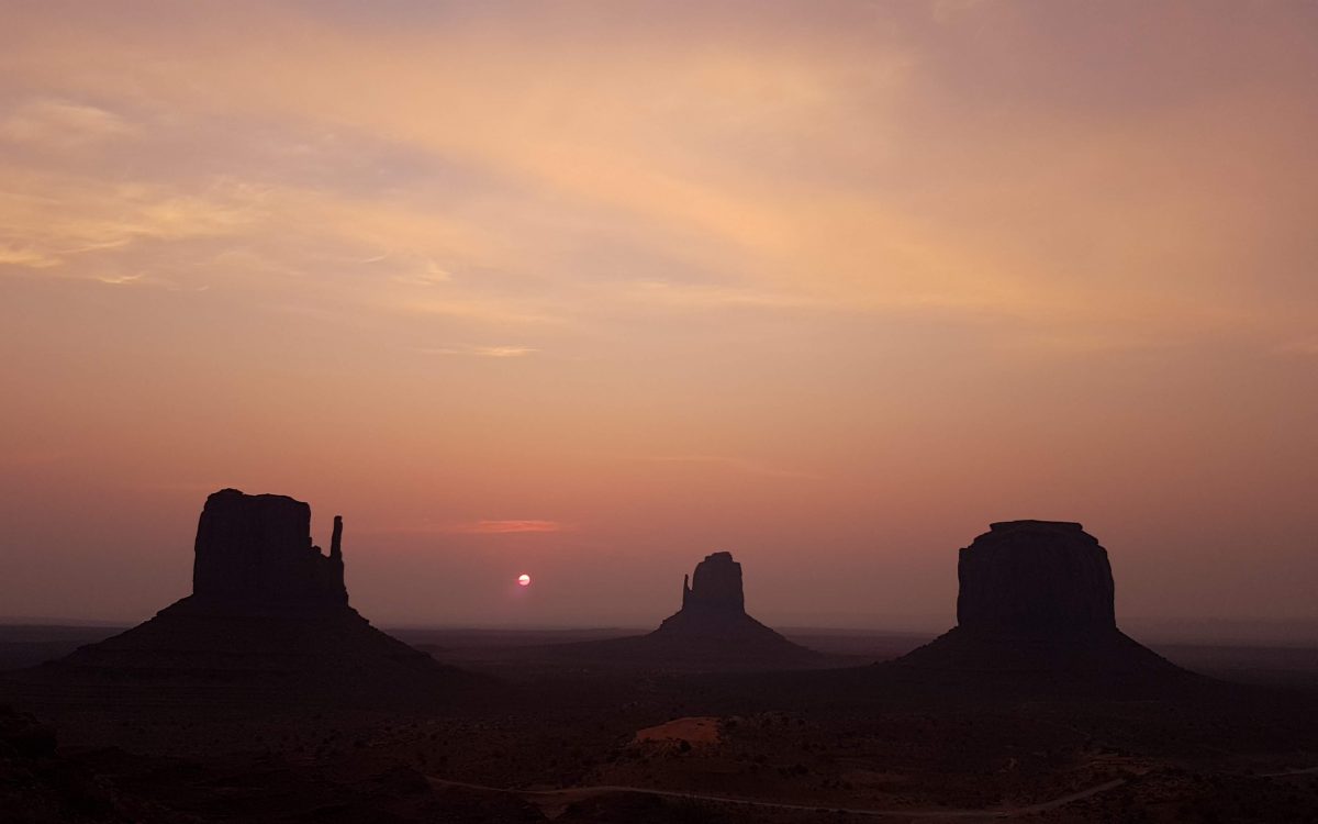 Lever de soleil sur Monument Valley