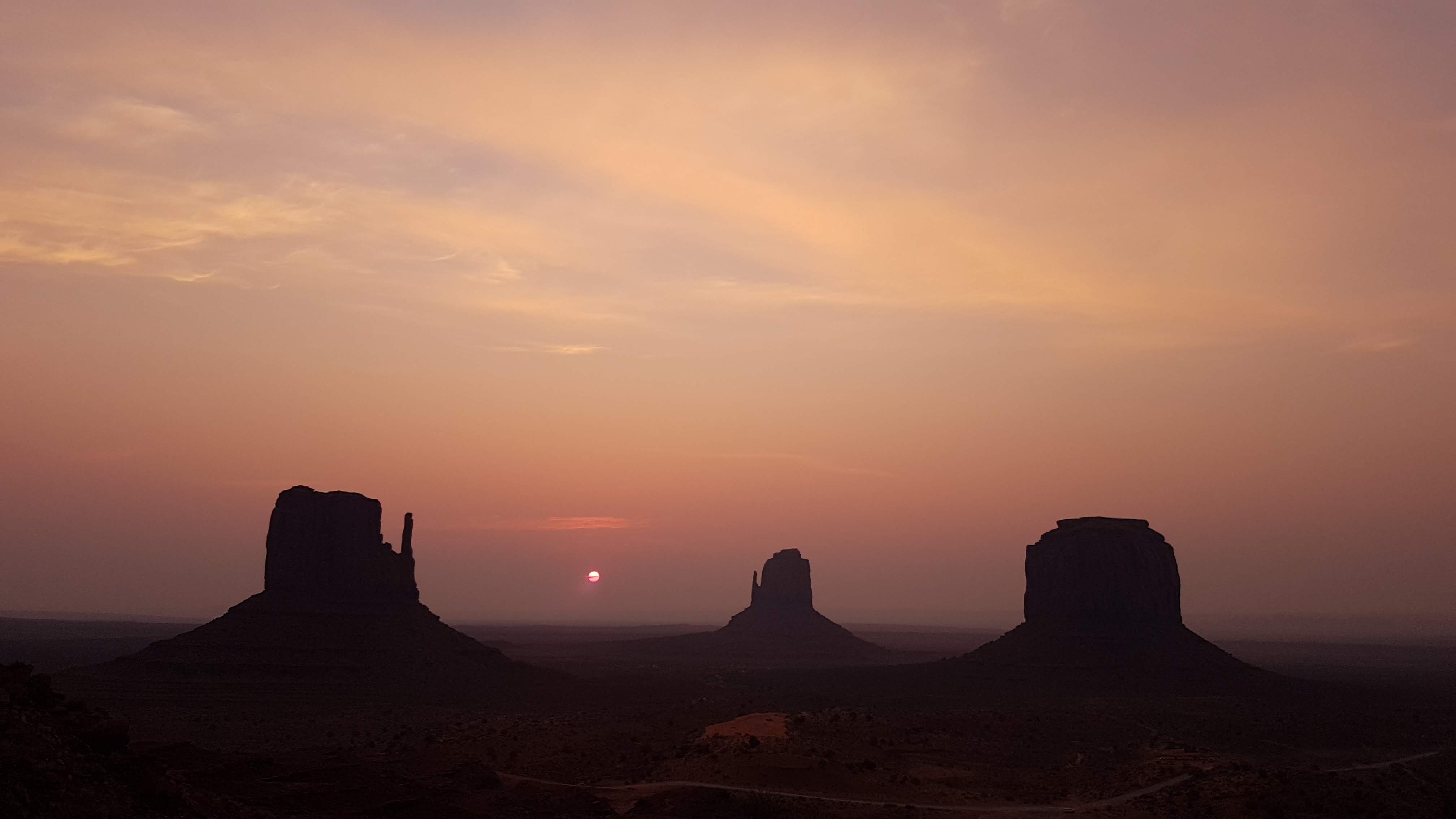 Ouest Américain Lever de soleil sur Monument Valley