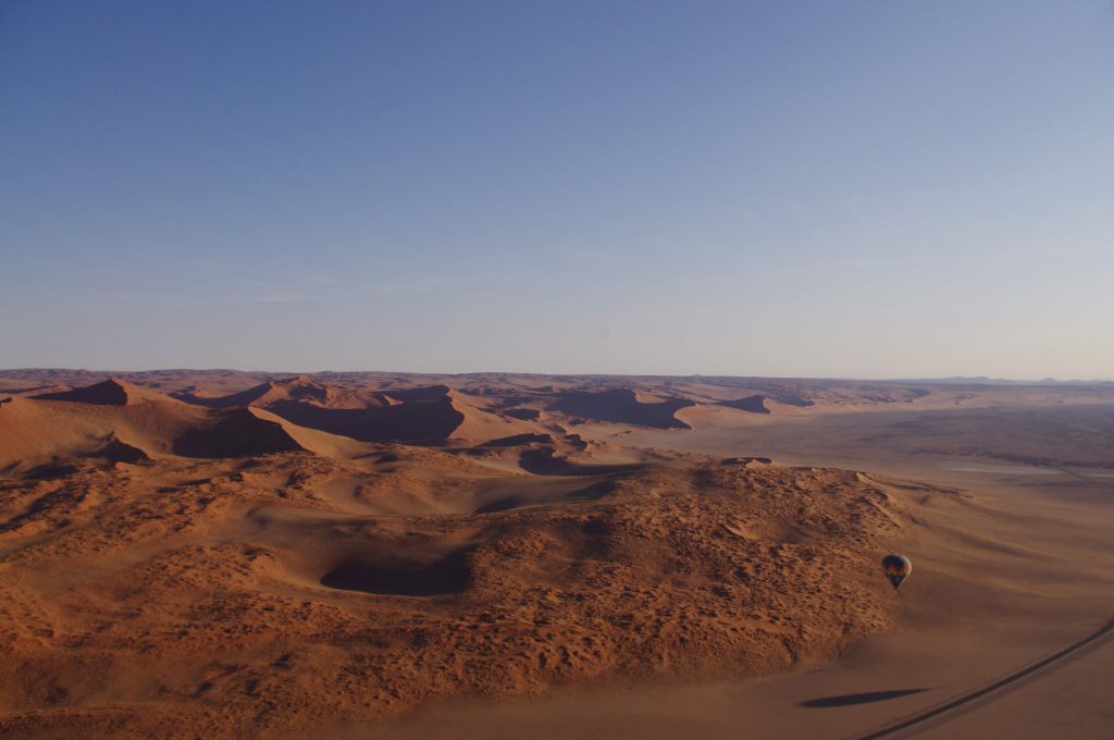 Lever de soleil sur les dunes, en montgolfières