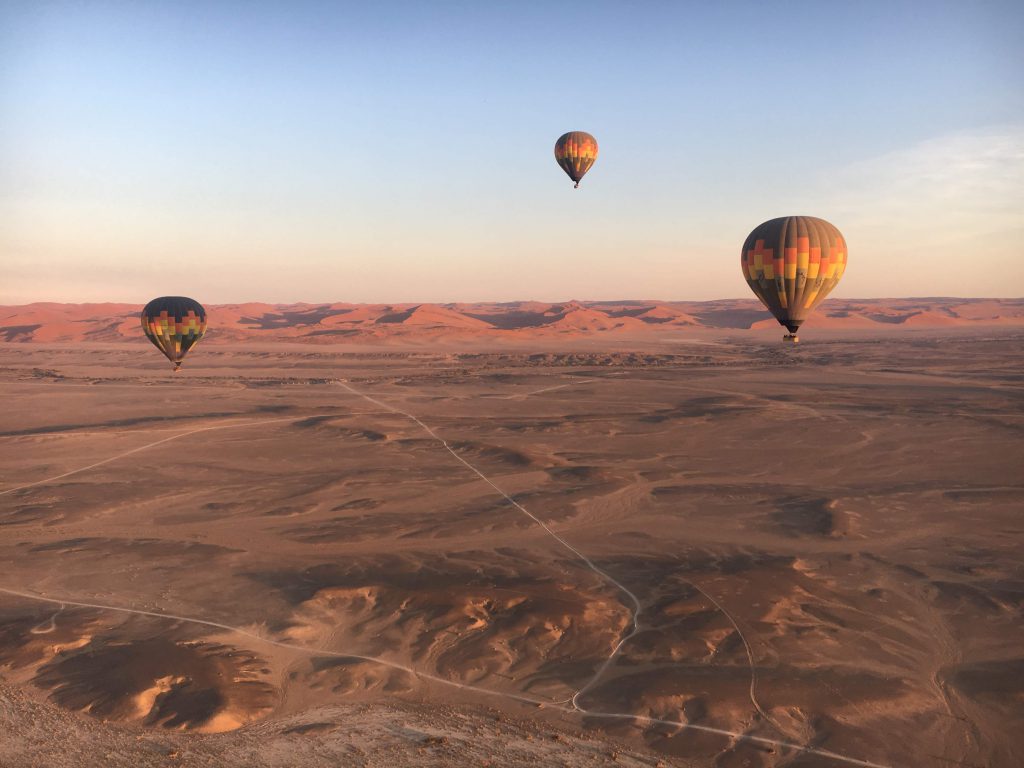 Lever de soleil sur les dunes, en montgolfières