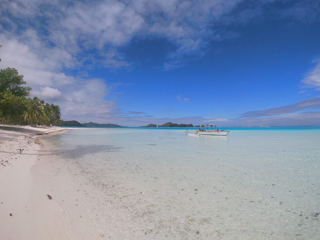 Sur un motu à Bora Bora