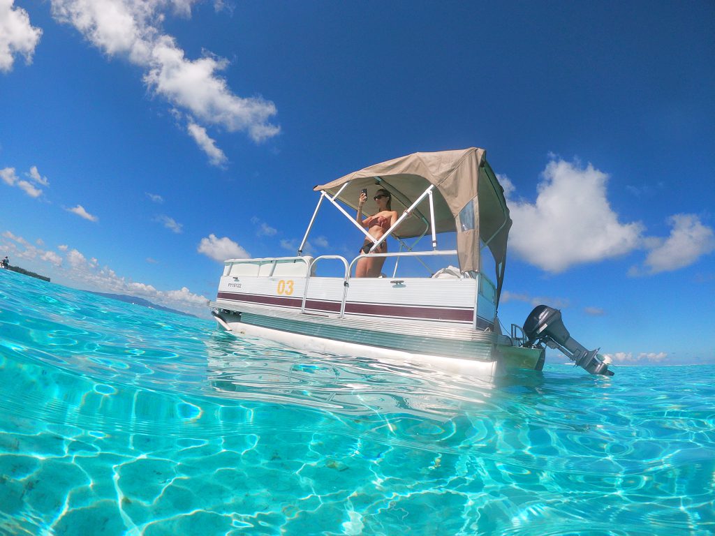 Bateau ponton à Bora Bora