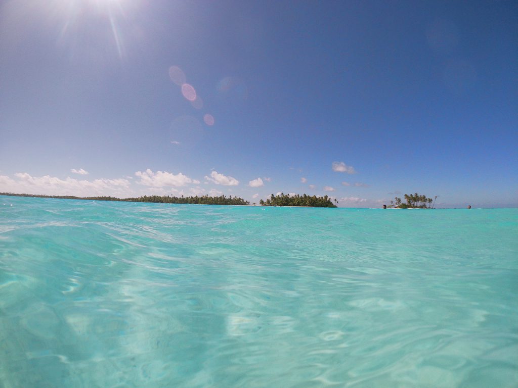 Dans le lagon bleu de Rangiroa