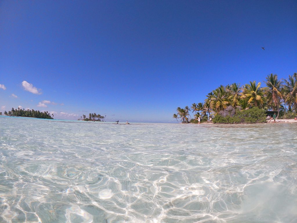 Dans le lagon bleu de Rangiroa