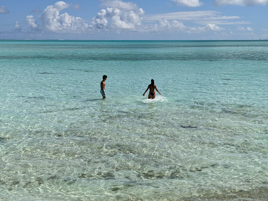 Sur la plage de Matira