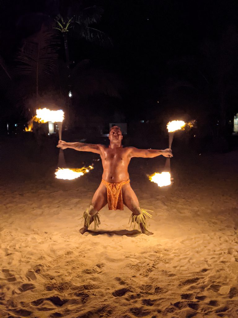 Un danseur de feu à Bora Bora