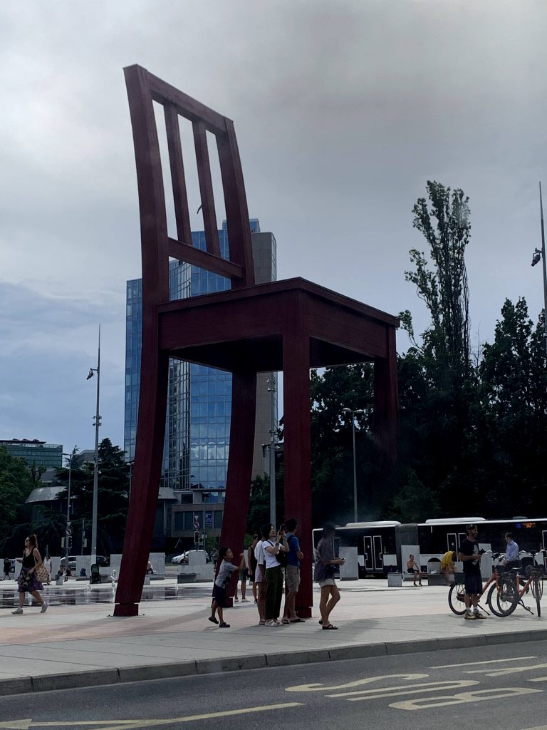 une chaise avec un pied cassé