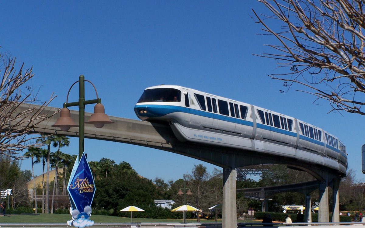 Le monorail traverse Epcot