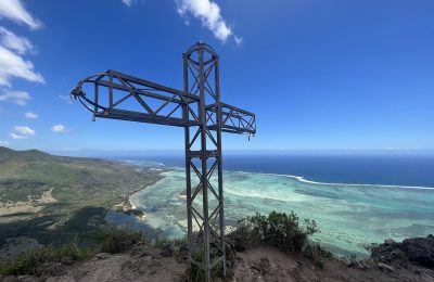 La croix au sommet du Morne Brabant