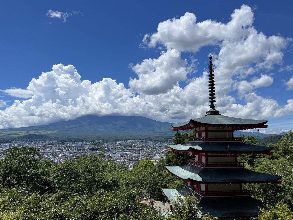 Pagode Chureito avec le Mont Fuji, dans les nuages