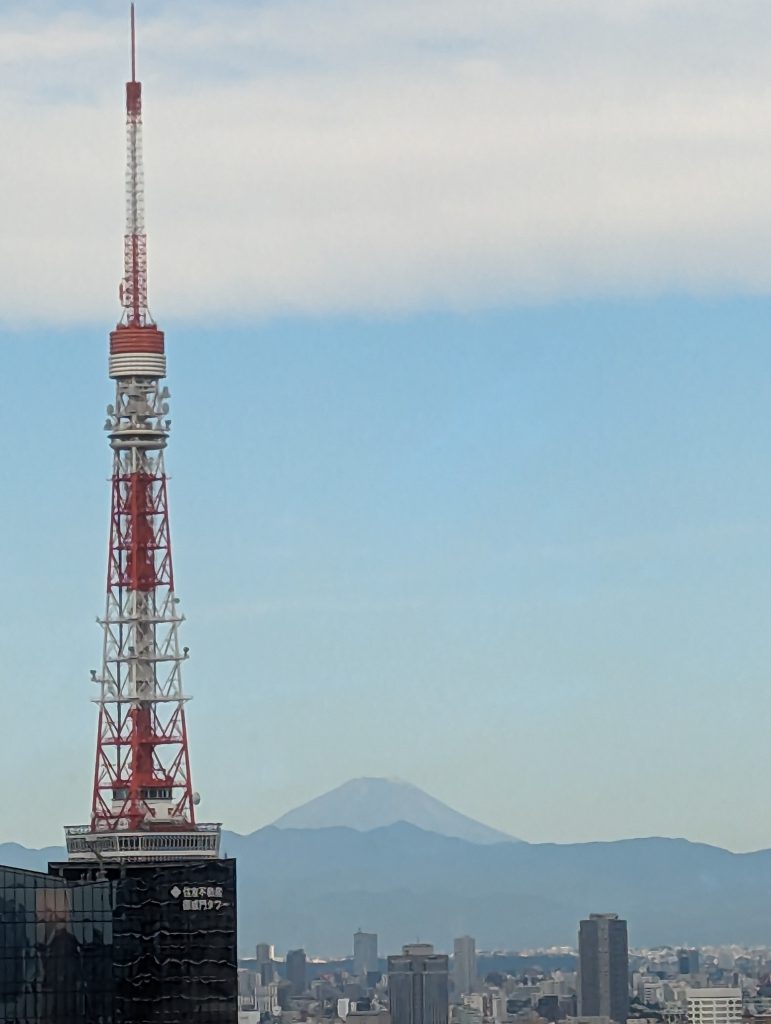 Le Mont Fuji derrière la Tour de Tokyo, depuis le Park Hotel Tokyo