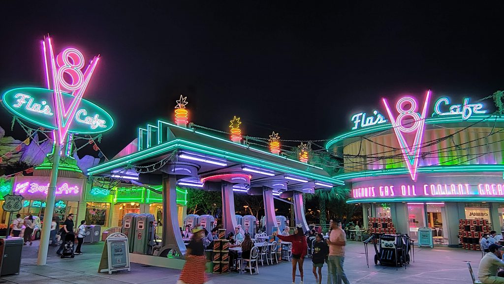 Cars Land à la nuit tombée