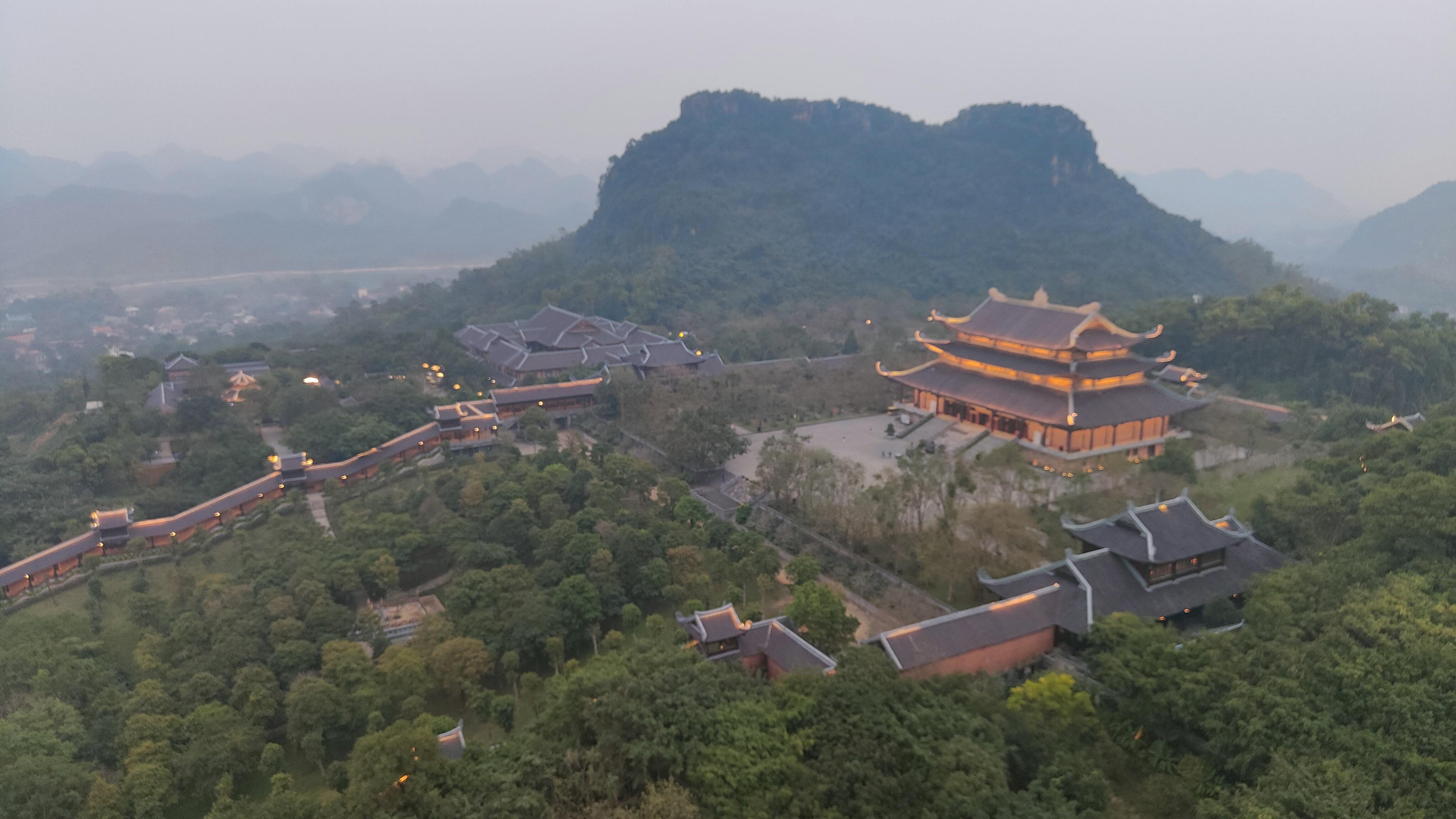 Vue depuis le stupa de la pagode de Bai Dinh